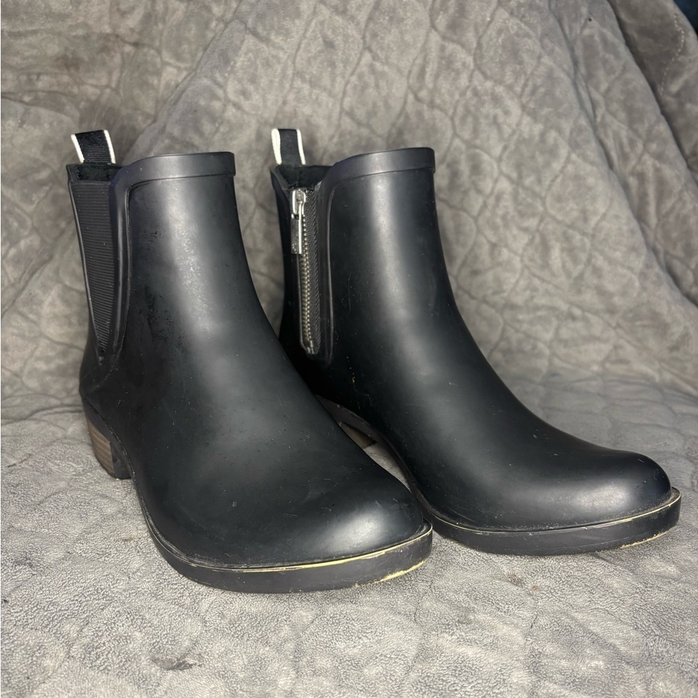 Trendy Lucky Brand Black Rubber Ankle Rain Boots with Zipper & Short Heel